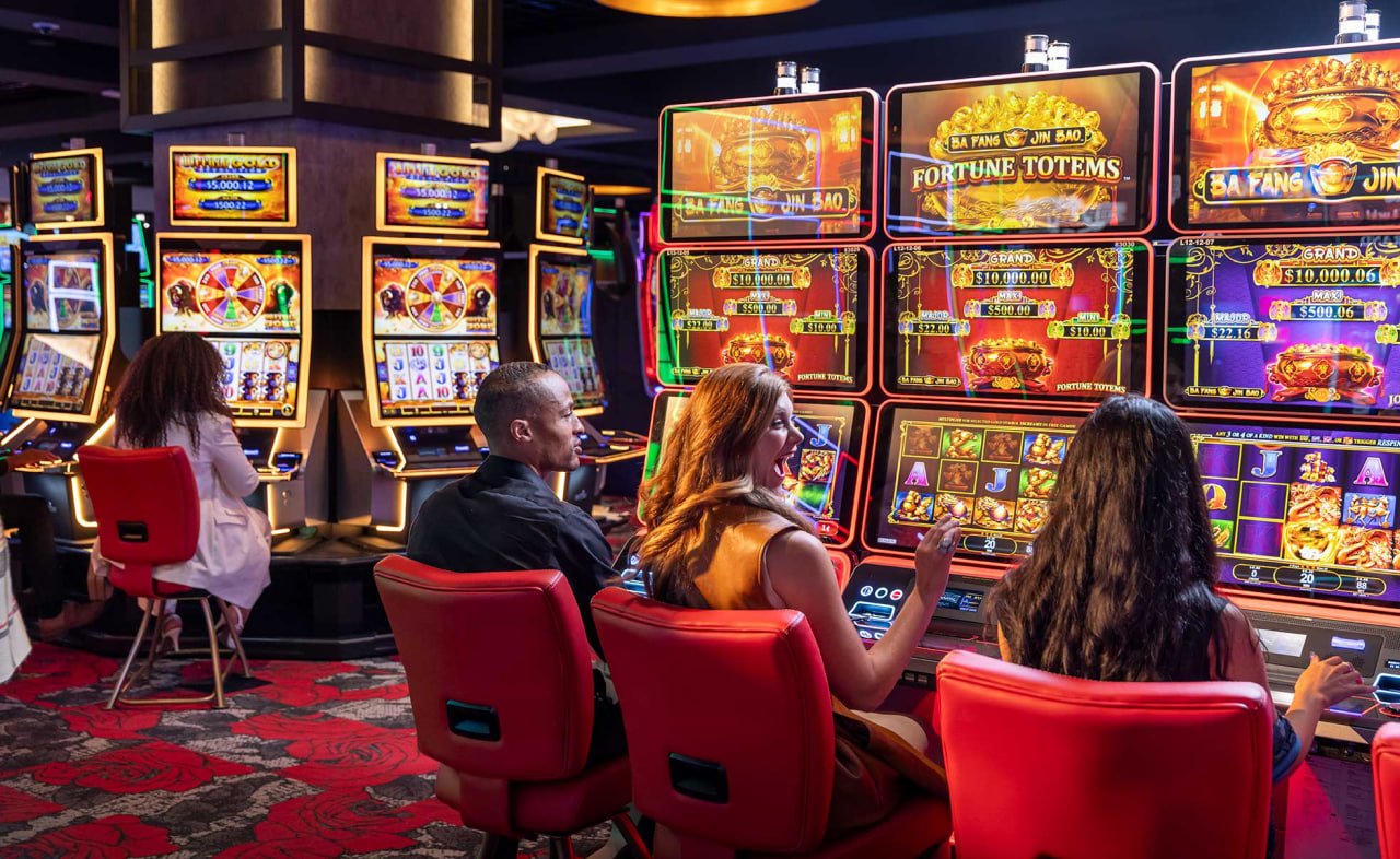 Filipino player installing ph33 casino app on Android smartphone